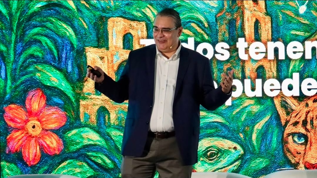 En escena — leer la realidad antes que negarla.
